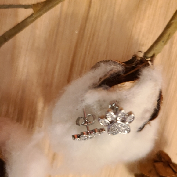 🐾🐾NEW🐾🐾Super Adorable Paw Print earrings with CZ'S - Picture 11 of 13